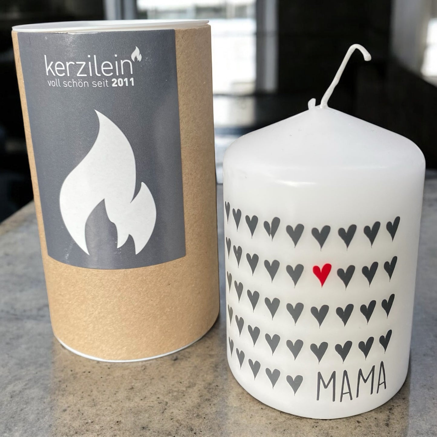 weiße Stumpenkerze mit Schriftzug Mama und vielen kleinen Herzen inkl Verpackung