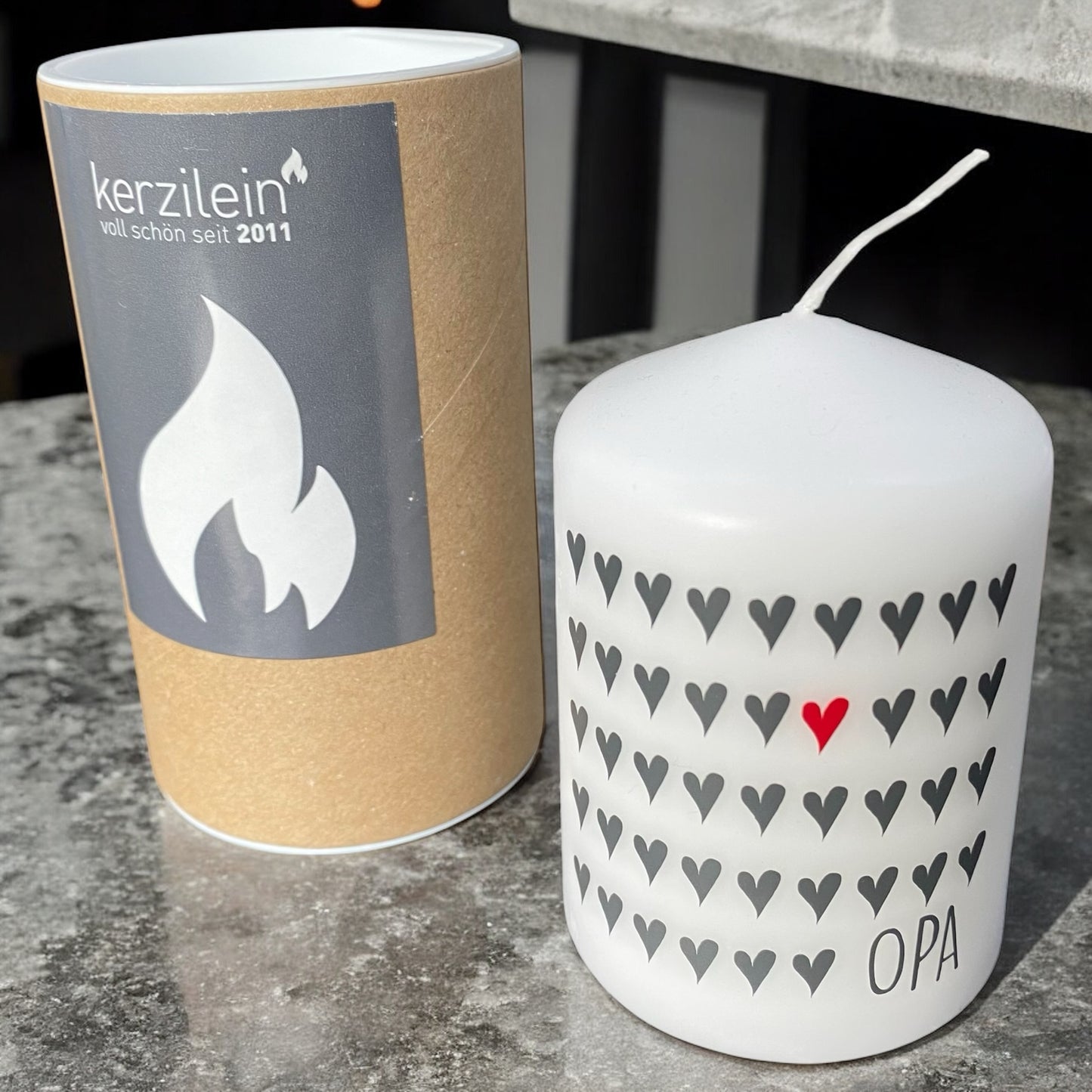 weiße Kerze mit schwarzem Herz-Muster und einem roten Herz, Aufschrift OPA inkl Verpackung