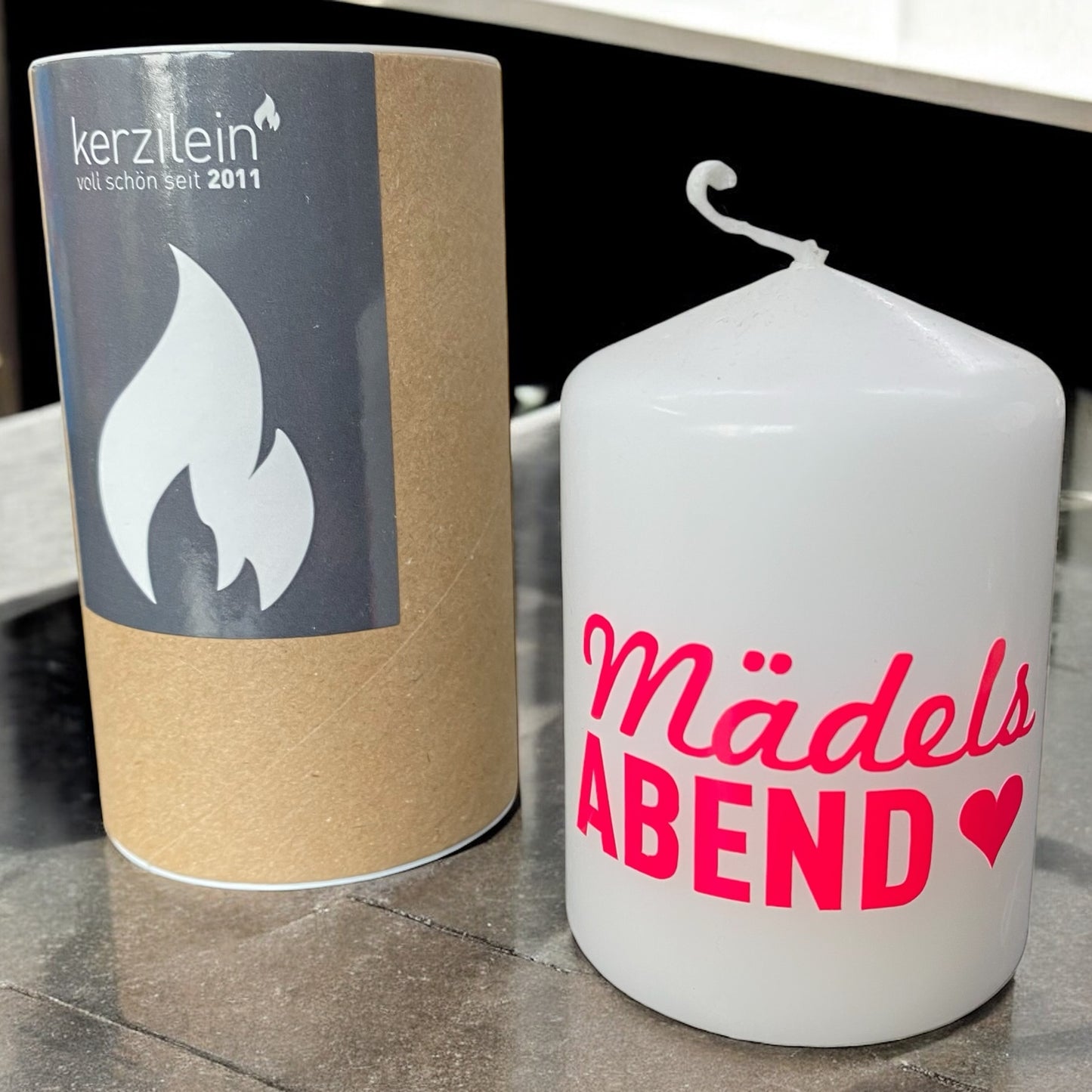 Weiße Kerze mit pinkem Aufdruck Mädelsabend inkl Verpackung
