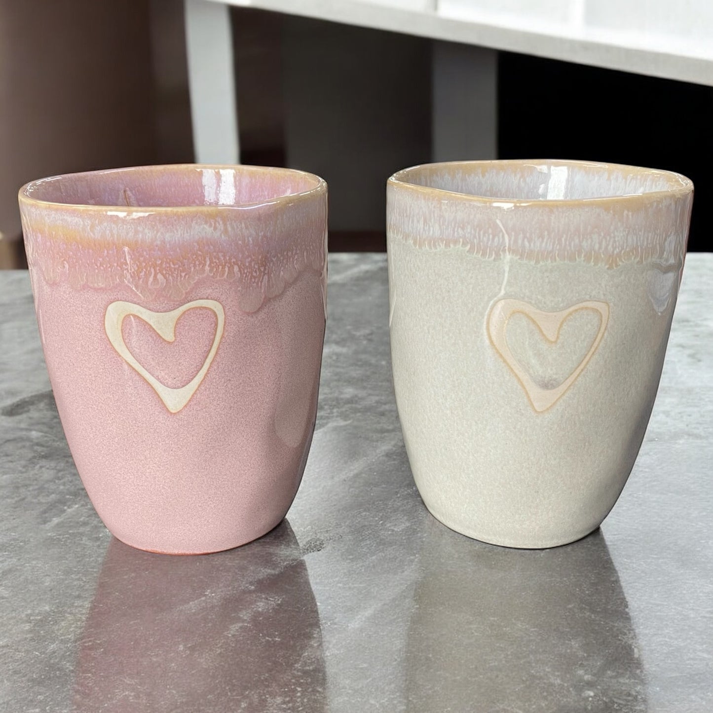 Sand & Rosa Stoneware Becher mit Herz im Ambiente