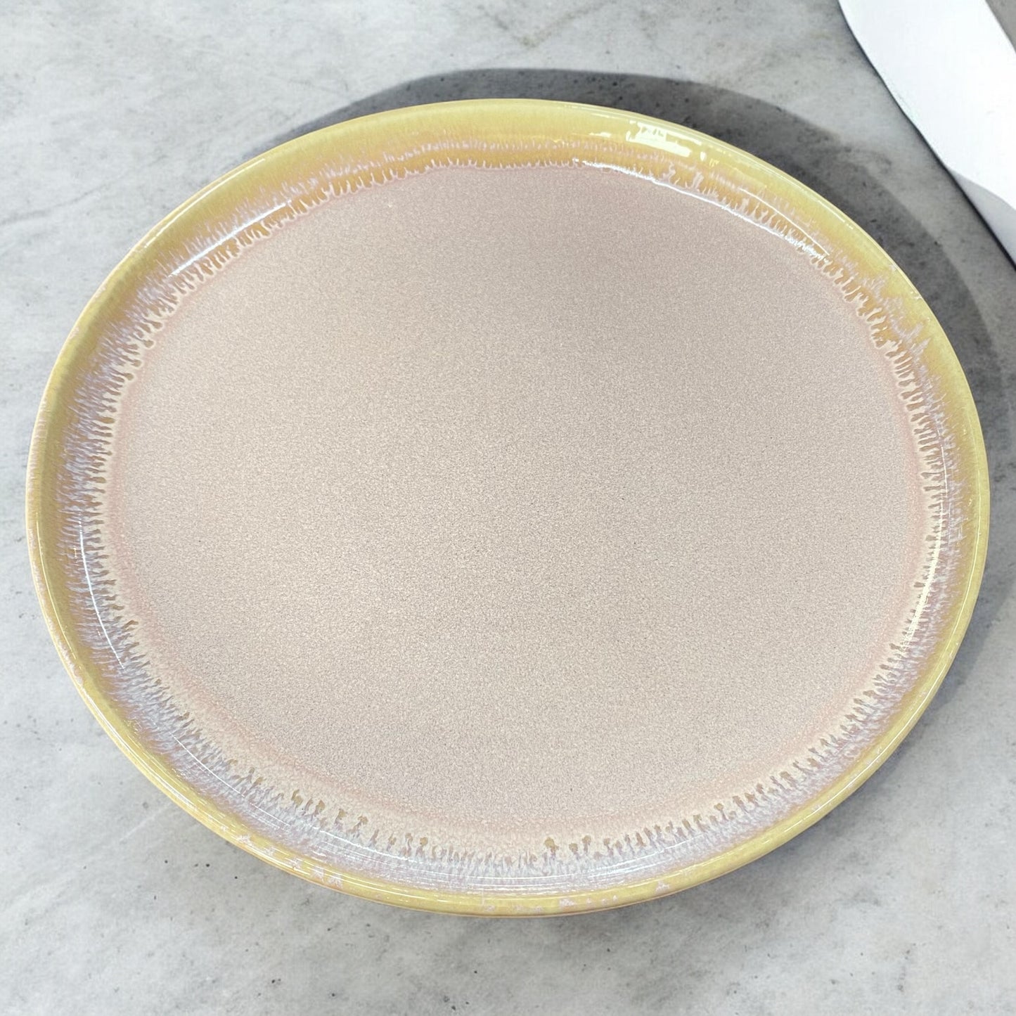 Flacher rosa Keramikteller aus Stoneware Geschirr im Ambiente