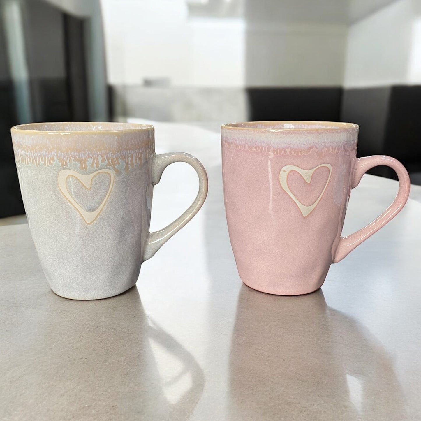 Rosa & Sand Steingut Becher mit Henkel & Herz im Ambiente