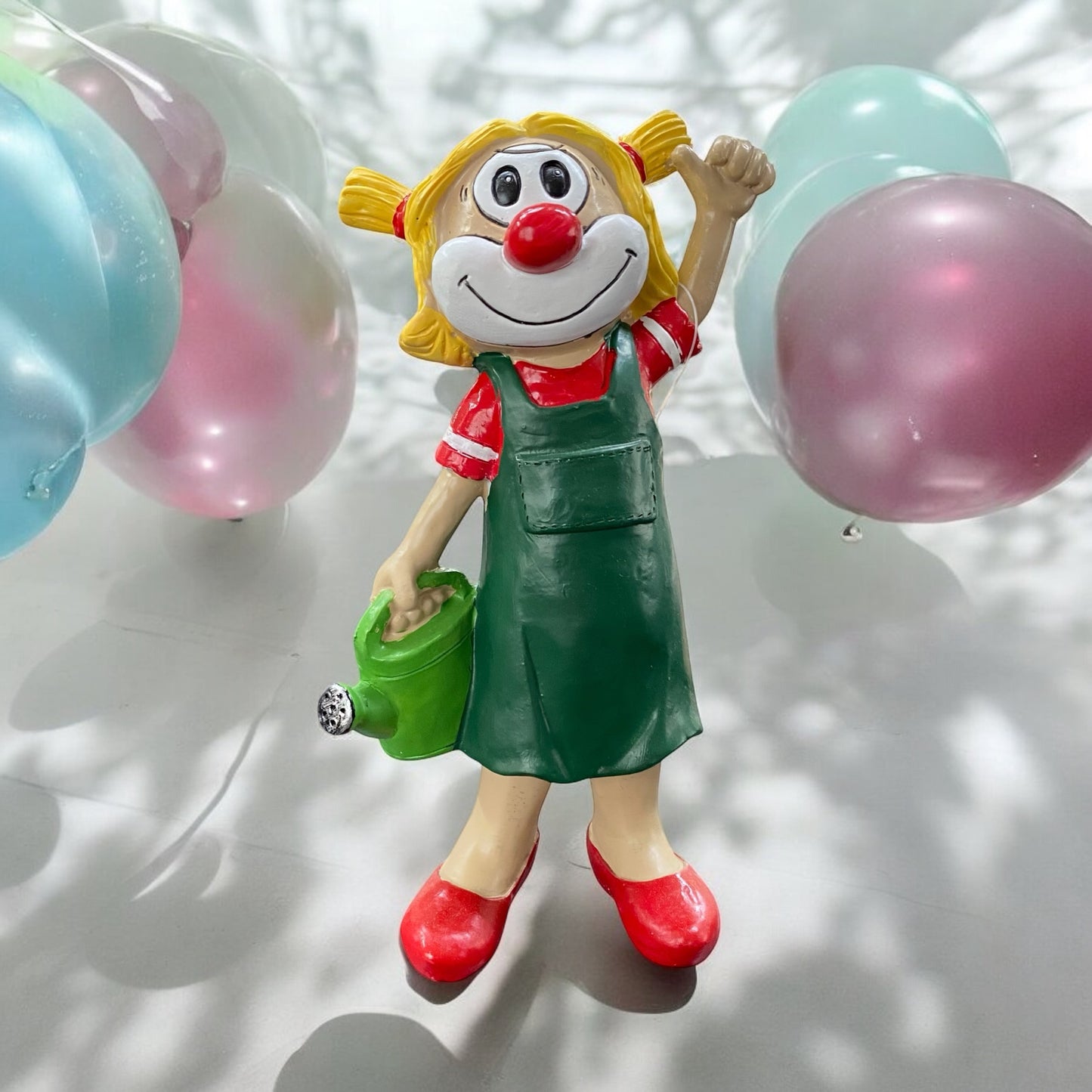 Schmitzens Clown als Gärtnerin im Ambiente platziert