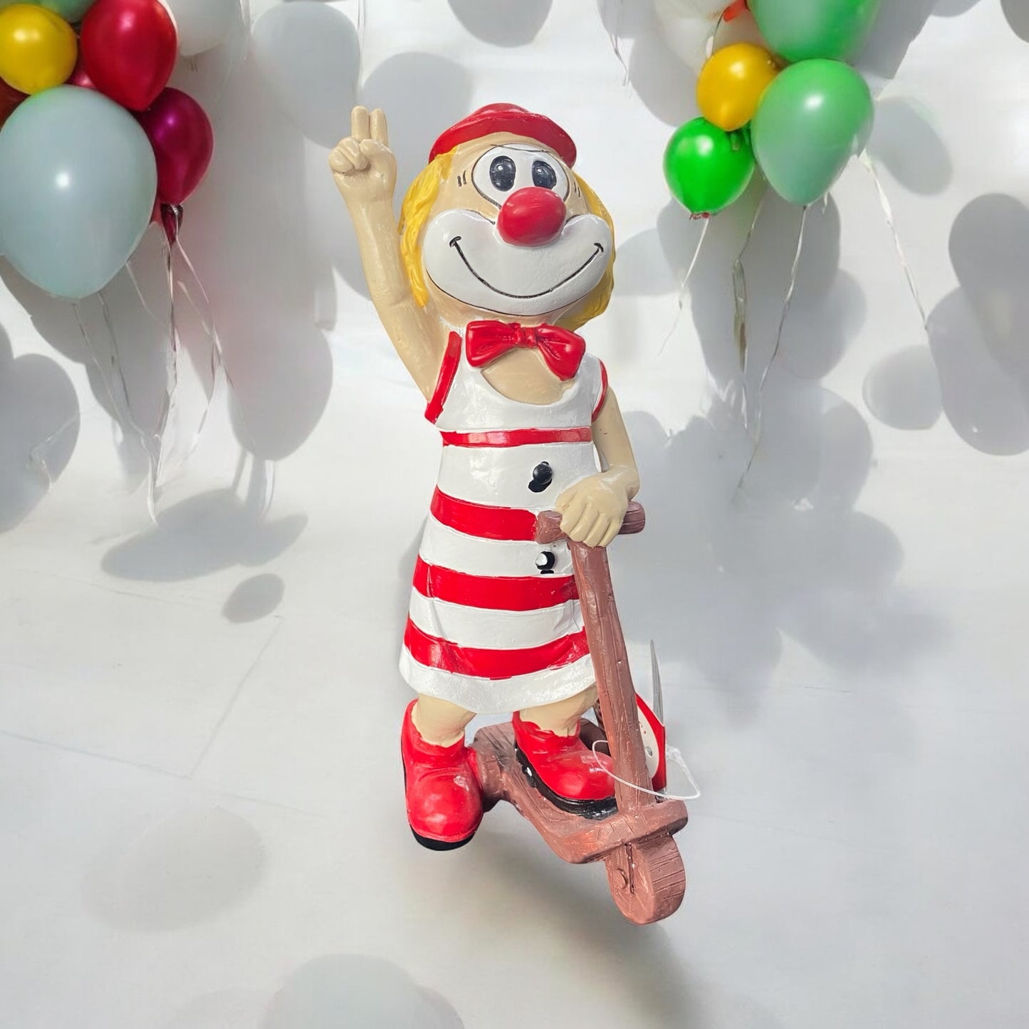 Schmitzens Clown auf einem Roller im Ambiente platziert