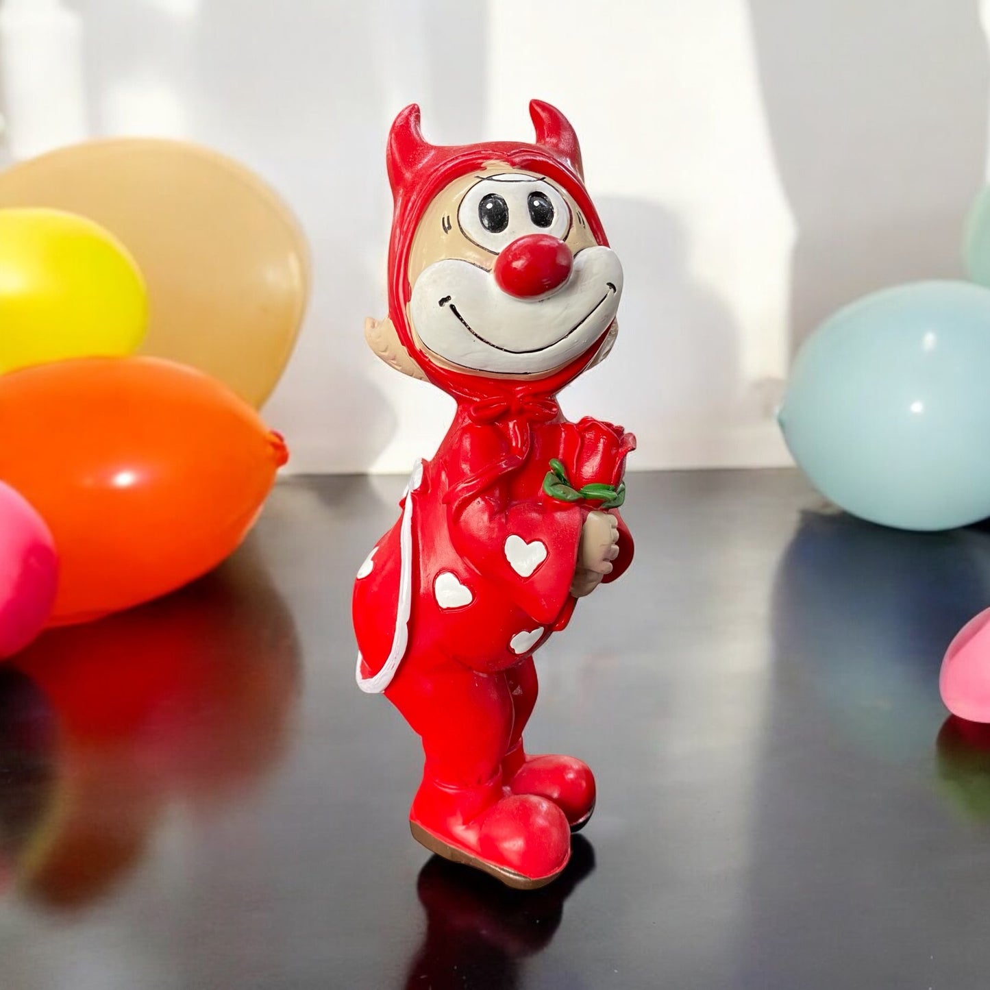 Schmitzens Clown als Teufel im Ambiente platziert