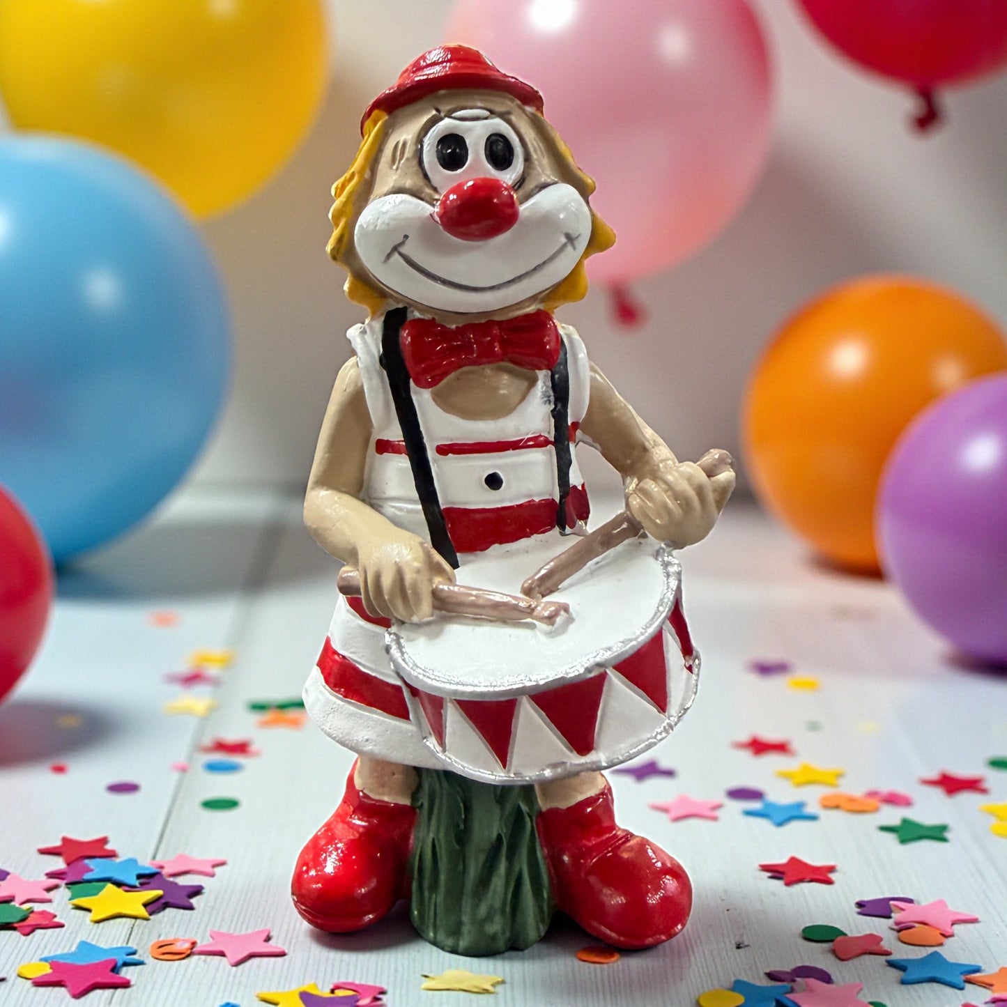 Schmitzens Deko Clown Figur mit Trommel in Karnevalsumgebung mit Luftballons und Konfetti