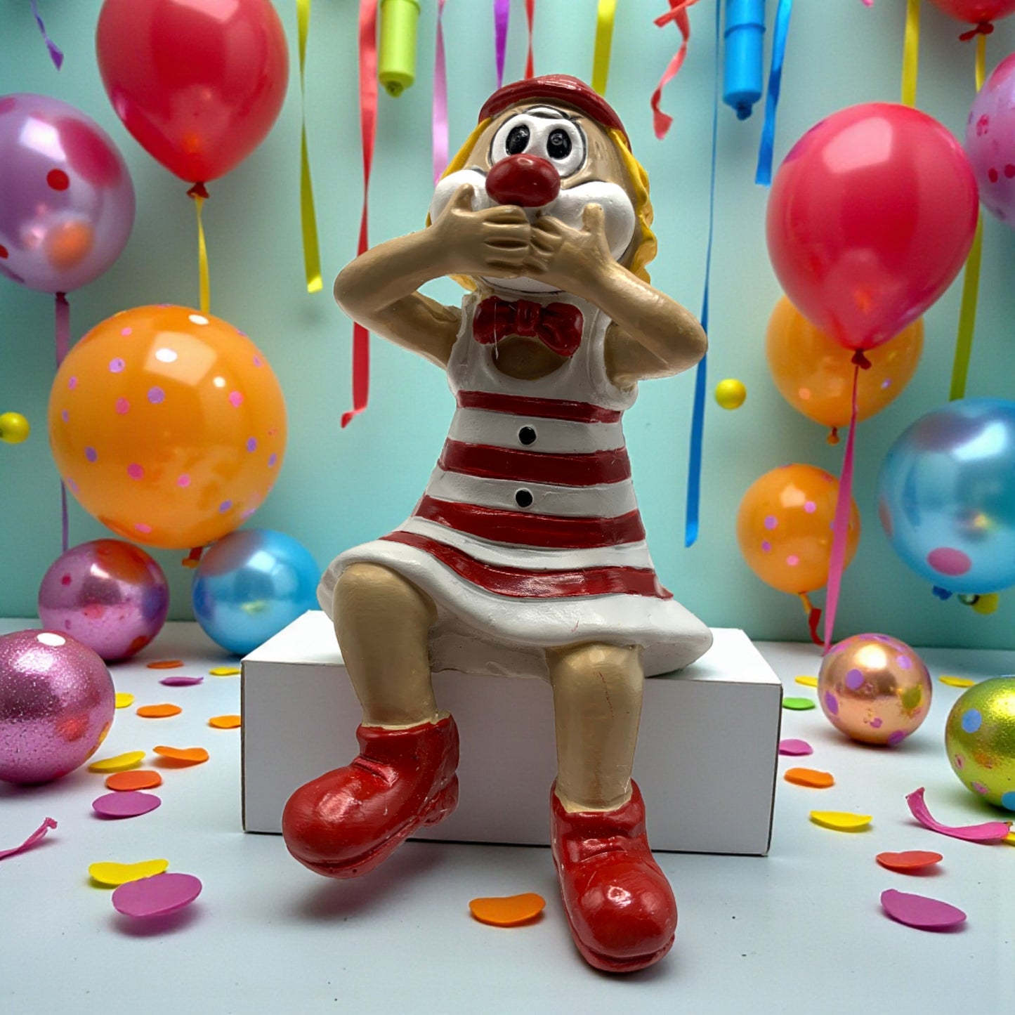 Schmitzens Deko Clown Figur nicht sprechend in rot-weißer Kleidung sitzend vor Ballons