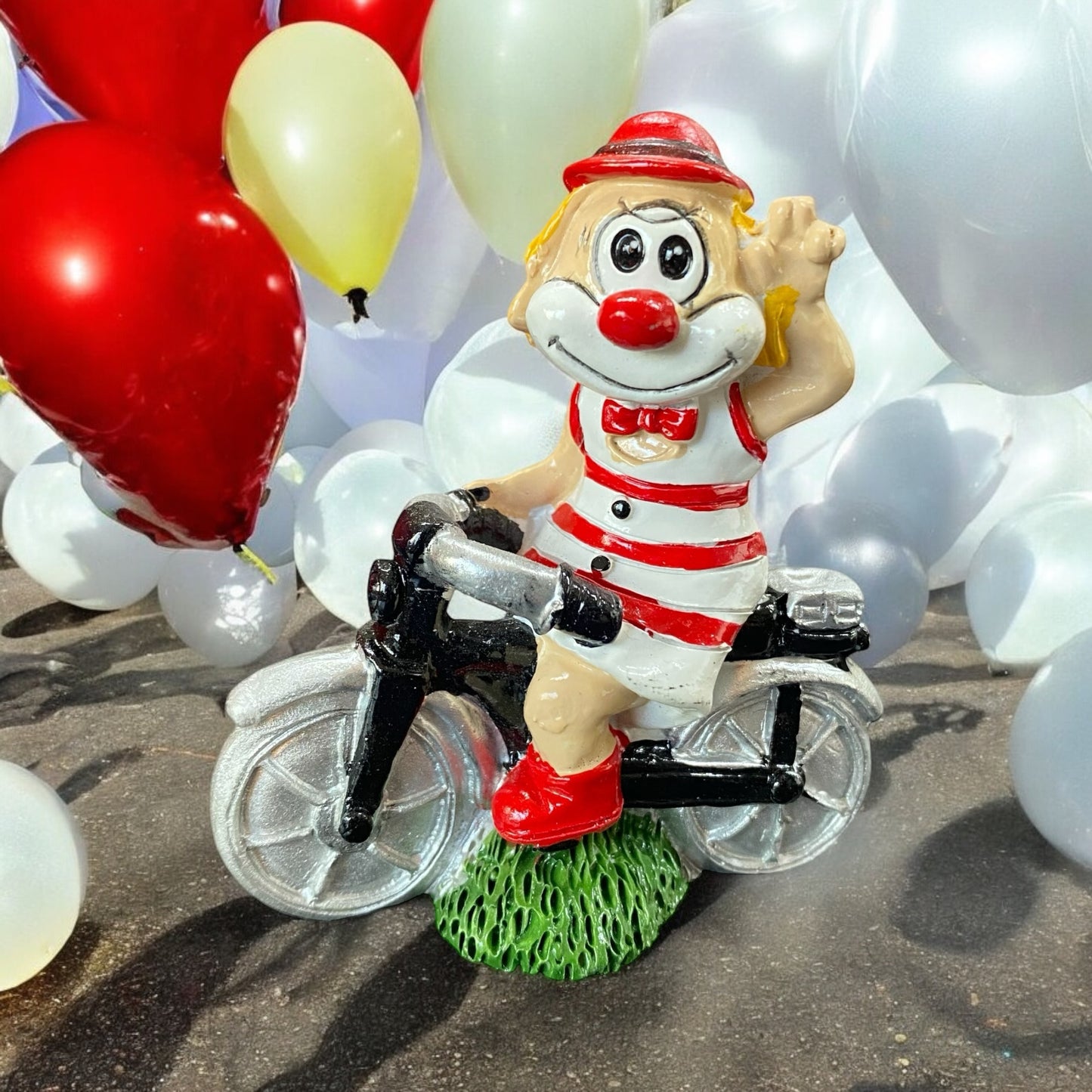 Schmitzens Clown auf Fahrrad im Ambiente platziert