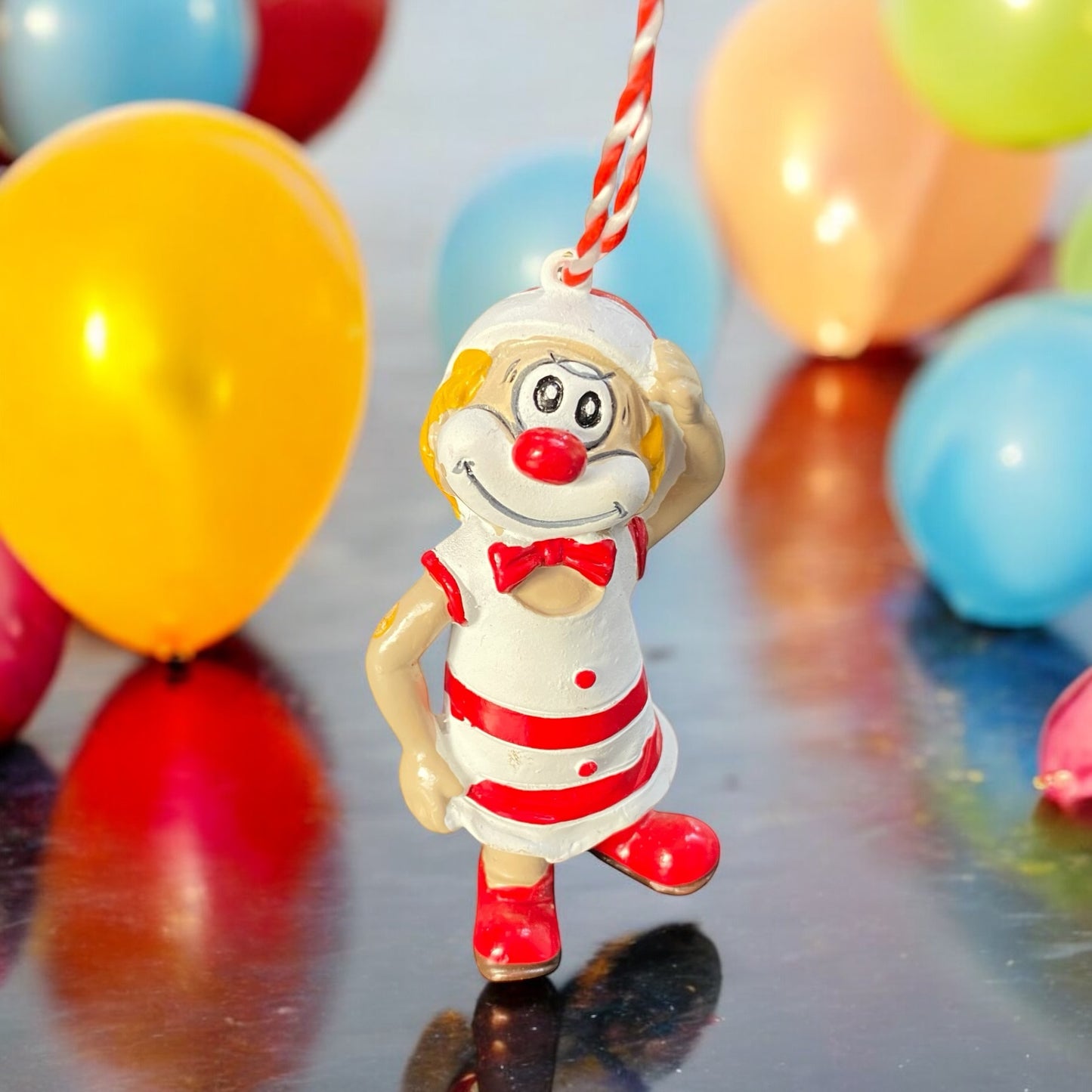 Schmitzens Hänger mit Zipfelmütze im Ambiente platziert