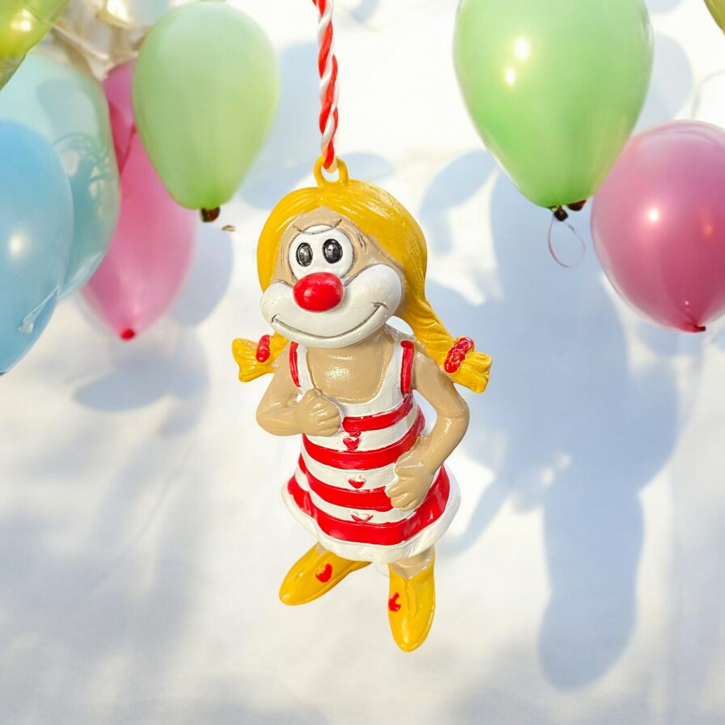 Schmitzens Hänger Mädchen im Ringelkleid im Ambiente platziert