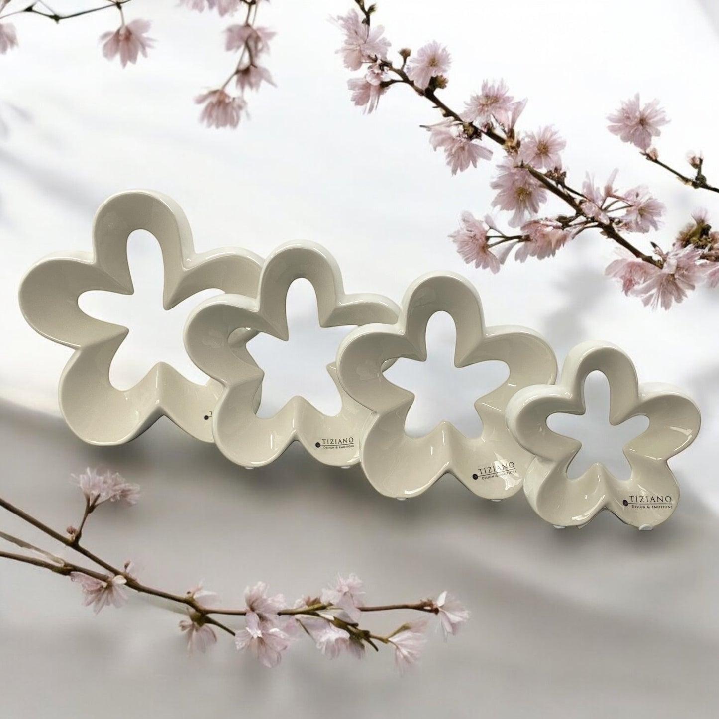 Vier Deko Keramik in Blumen-Form zum Aufstellen der Marke Tiziano in Creme-weißer Keramik im Ambiente