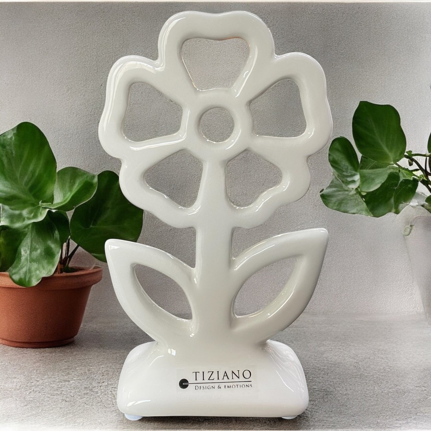 Deko Keramik Aufsteller als Blume mit eckigen Blüten im Ambiente