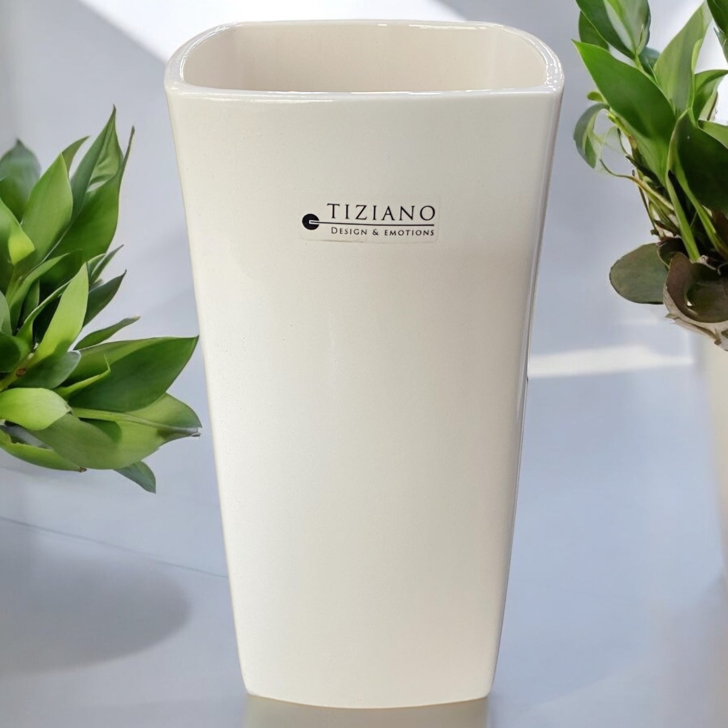 Eine eckig hohe, creme weiße Blumenvase von Tiziano im Ambiente