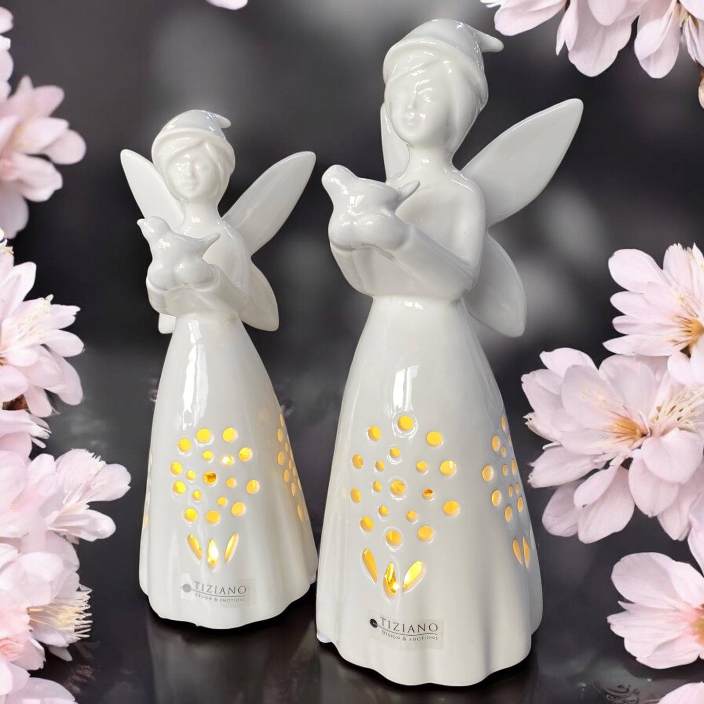 Zwei creme-weiße Dekofiguren Fee Tiziano aus creme-weißer Keramik mit Flügeln, Vogel in der Hand und LED Blütenmuster im Kleid im Ambiente