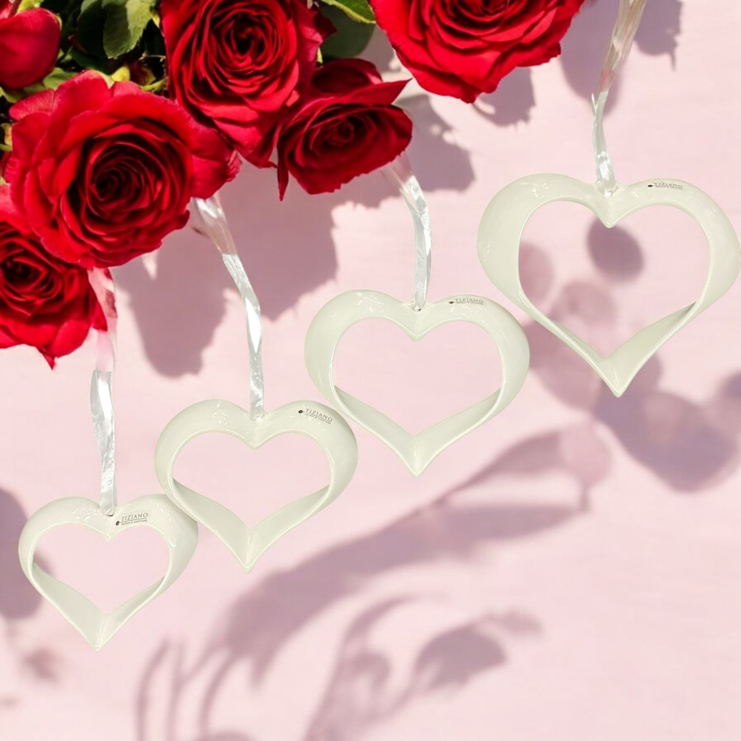 Vier Deko Herzen aus Keramik zum Aufhängen von Tiziano im Ambiente