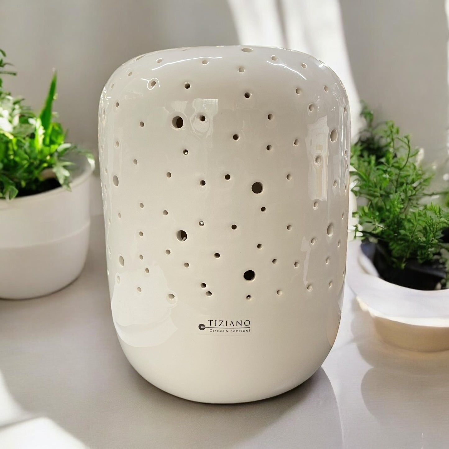 Cremeweiße Keramiklampe im Ambiente platziert