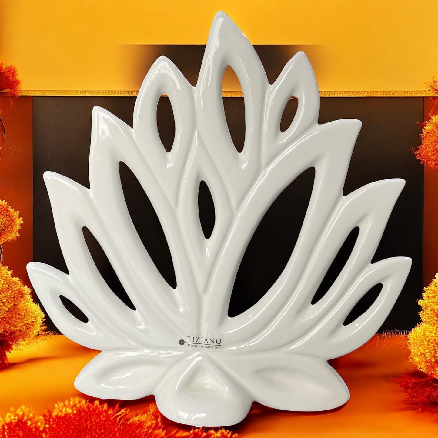 Eine große moderne creme-weiße Keramik Dekofigur im Lotus-Design von Tiziano im Ambiente