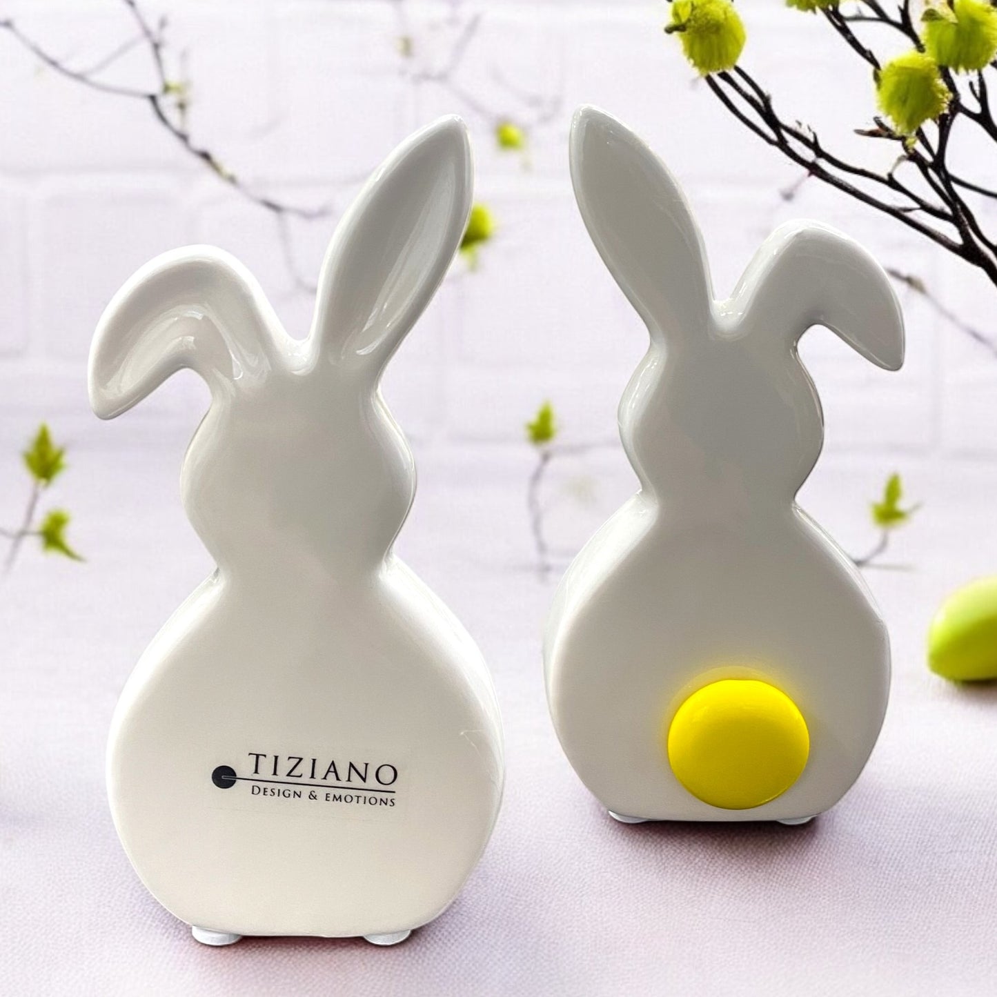 Tiziano Deko Osterhase Sandro aus Creme-Weißer Keramik mit gelbem Stummel im Ambiente