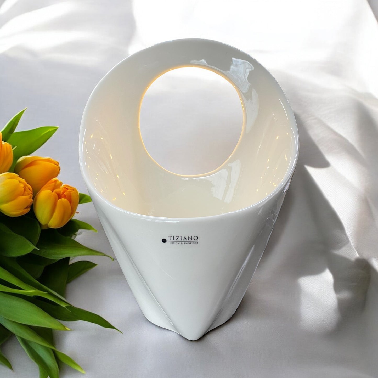 Deko Pflanzschale von Tiziano aus cremeweißer, handgefertigter Keramik mit LED-Beleuchtung im Ambiente