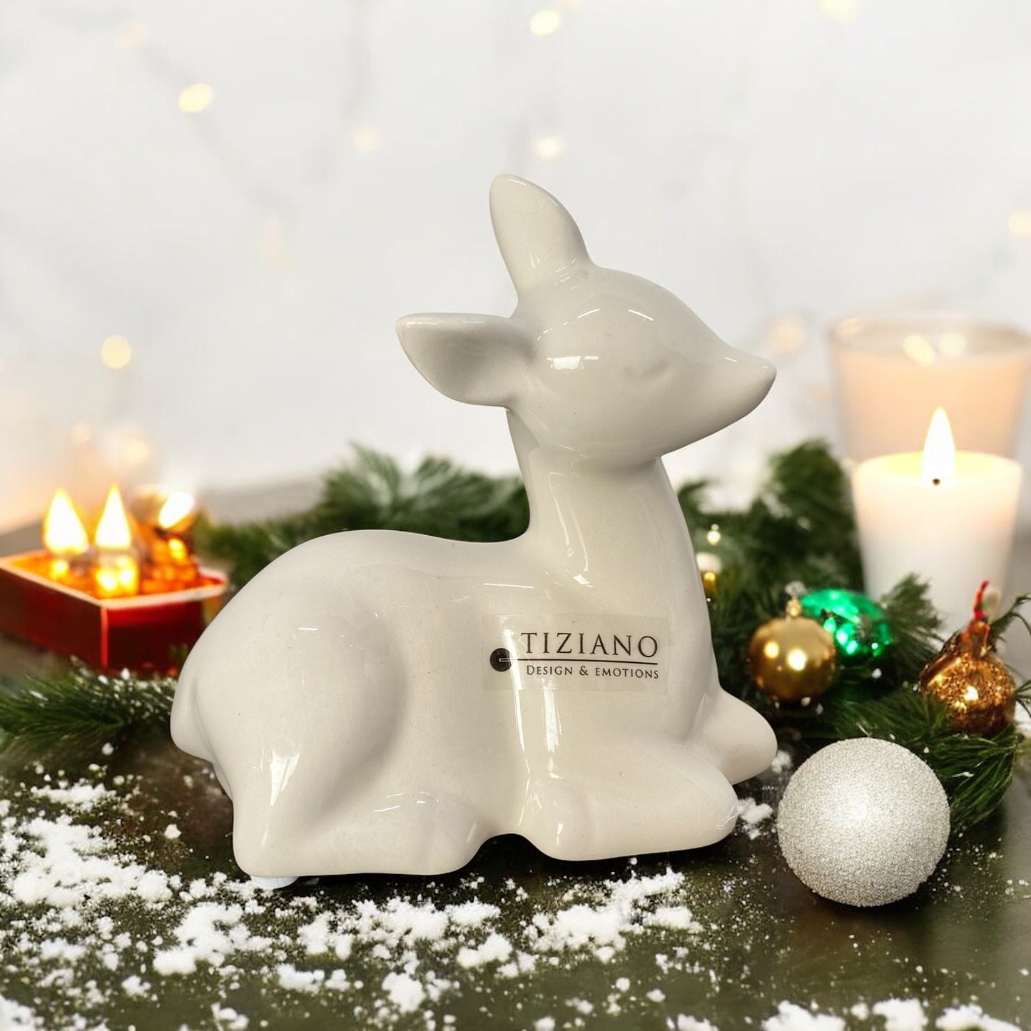 Rehkitz aus cremeweißer Keramik im Ambiente platziert