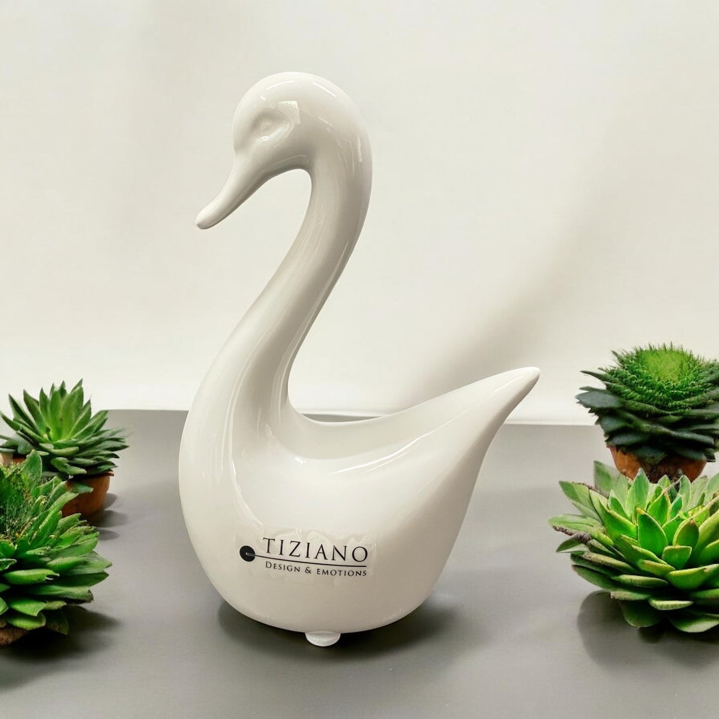 Kleiner Tiziano Deko Schwan aus creme-weißer Keramik im Ambiente