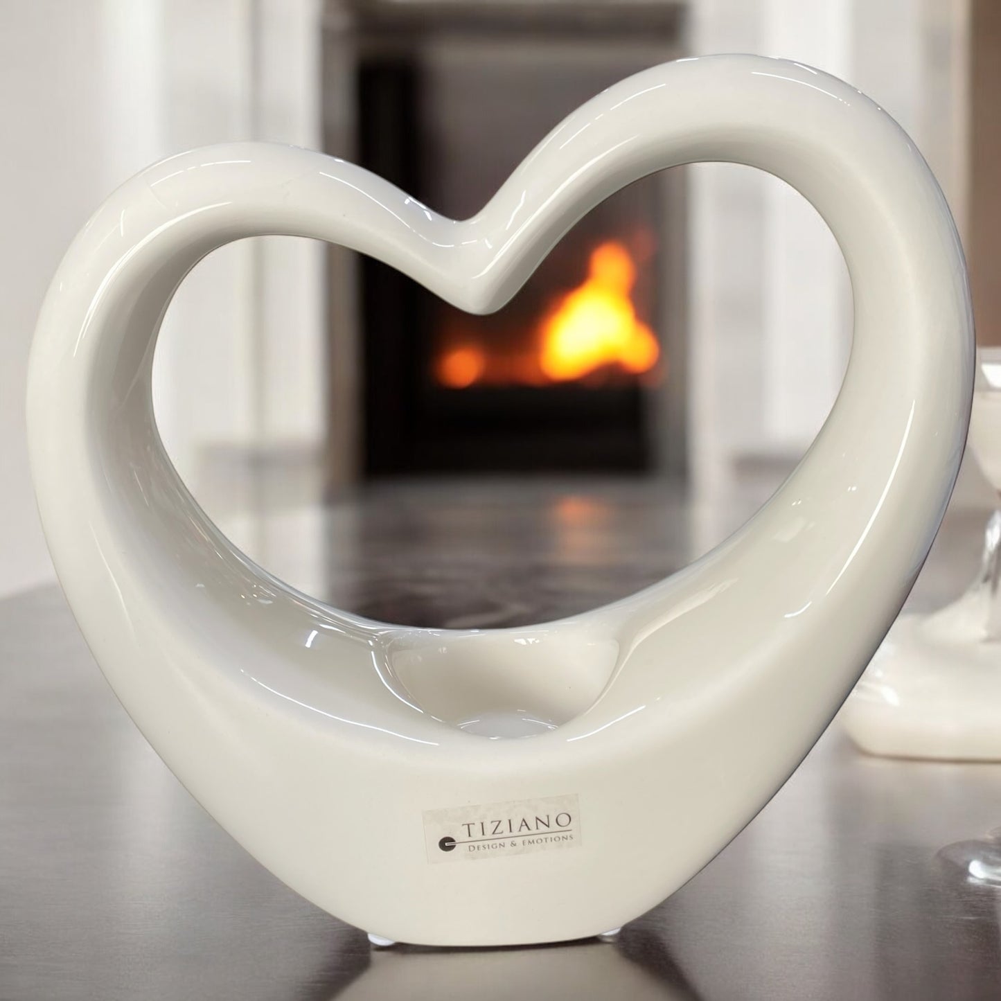 Ein Deko Herz Aufsteller als Teelichthalter aus creme-weißer Keramik im Ambiente