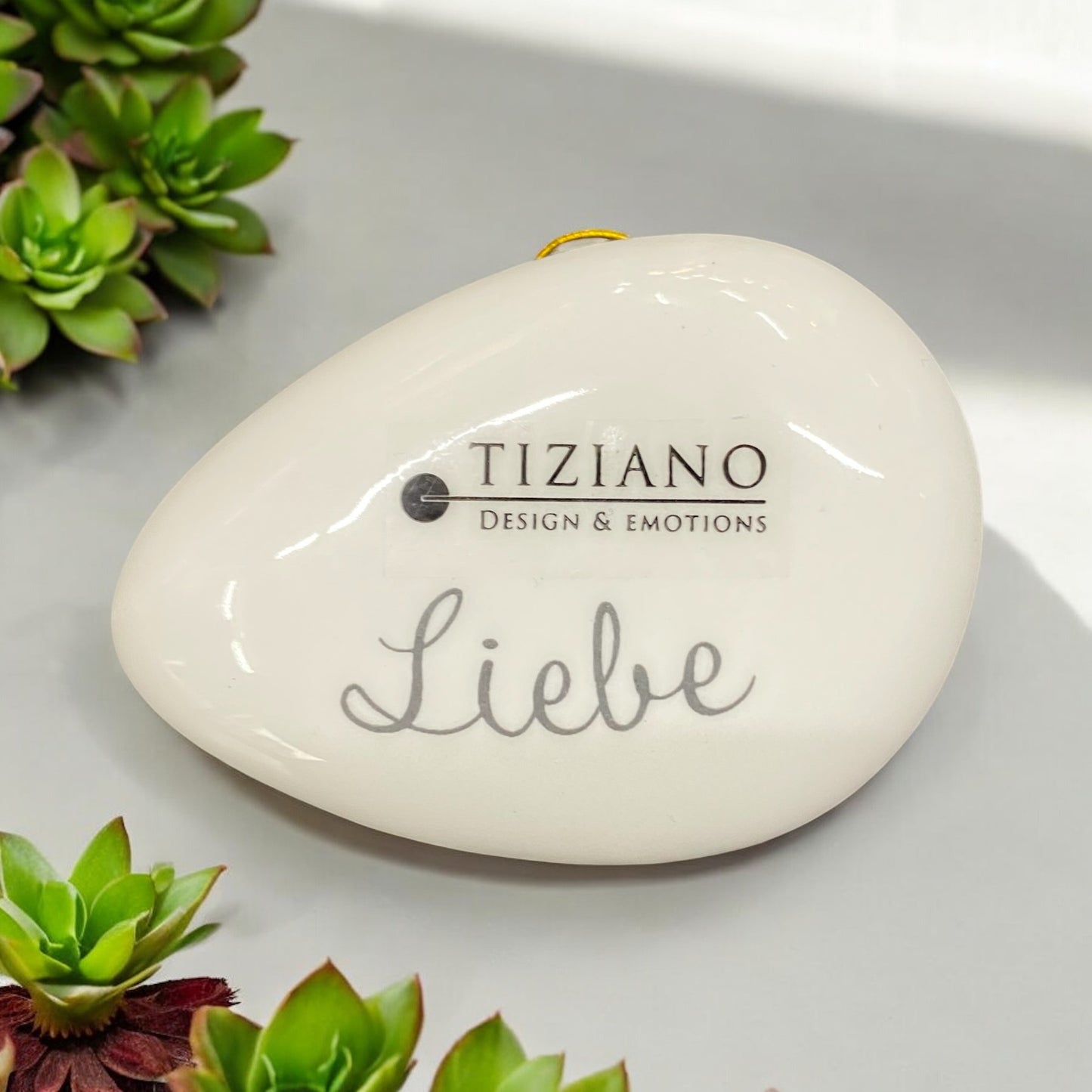 Tiziano Deko Stein aus creme-weißer Keramik mit Spruch Liebe 7.5 cm im Ambiente.