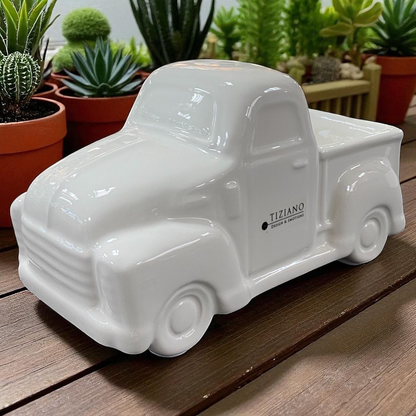 Retro-inspirierter Keramik Van von Tiziano Corno in creme-weiß glänzender Keramik im Ambiente