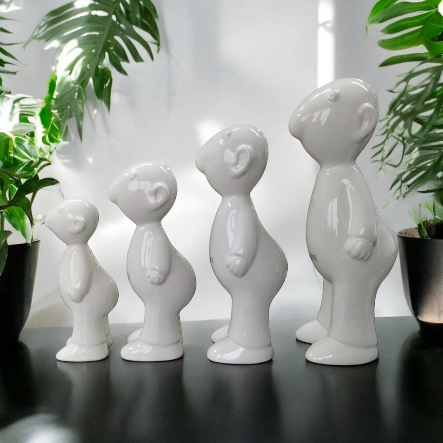 Dekofigur aus cremeweißer Keramik in vier verschiedenen Größen im Ambiente platziert