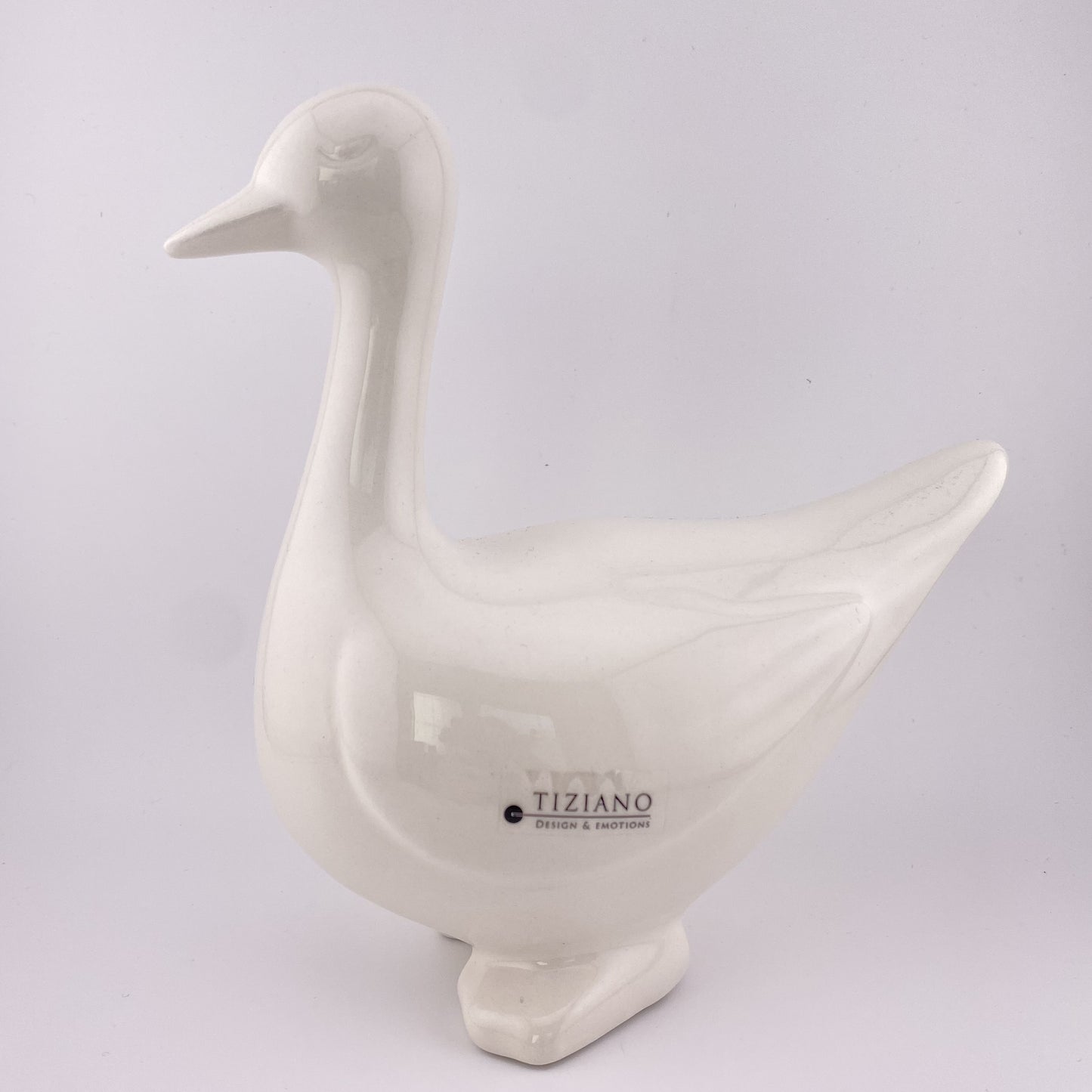 Eine große dekorative Keramik Entenmutter steht auf ihren Füßen und schaut nach vorne. Sie ist 21cm hoch und vor weißem Hintergrund platziert.