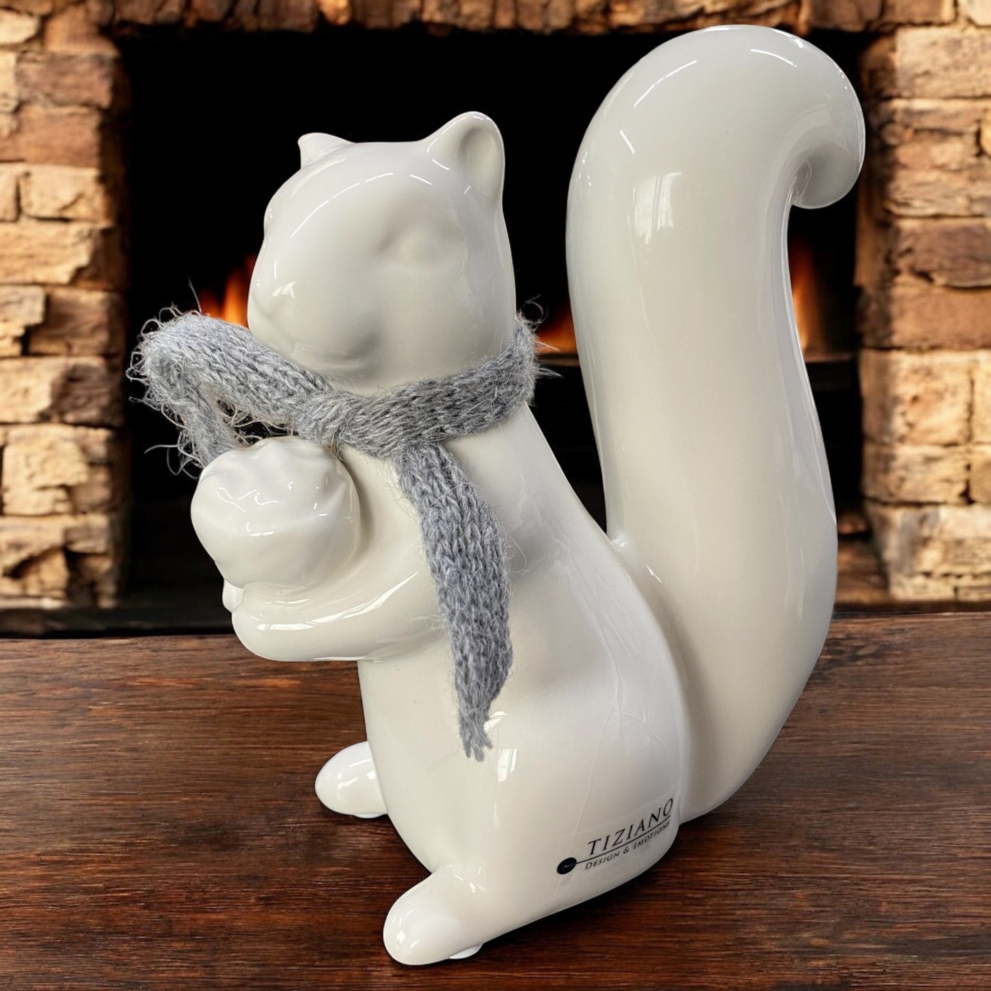 Großes Tiziano Keramik Eichhörnchen Figur Robert mit Schal und Nuss im Ambiente