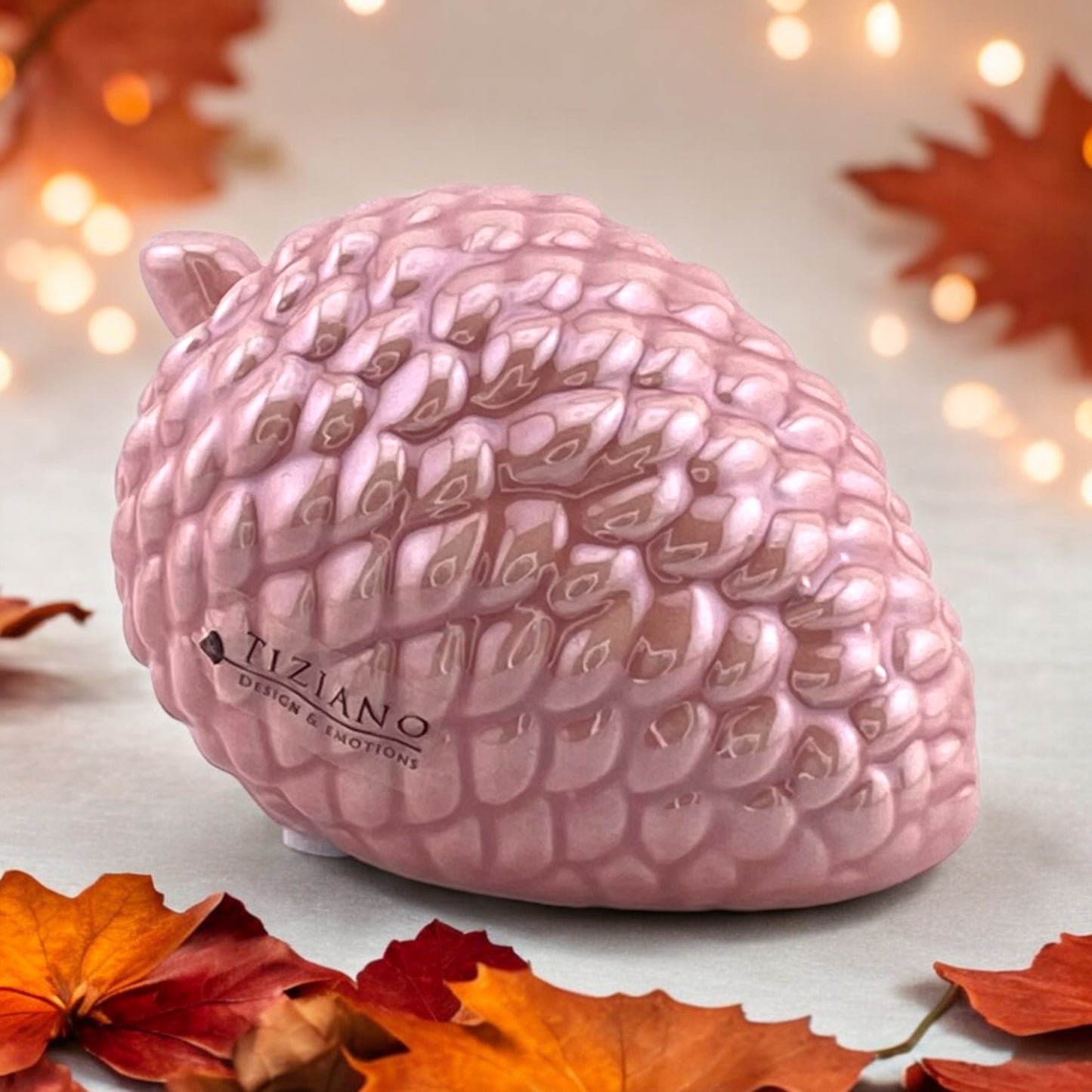 Großer rosafarbener Dekozapfen im Ambiente platziert