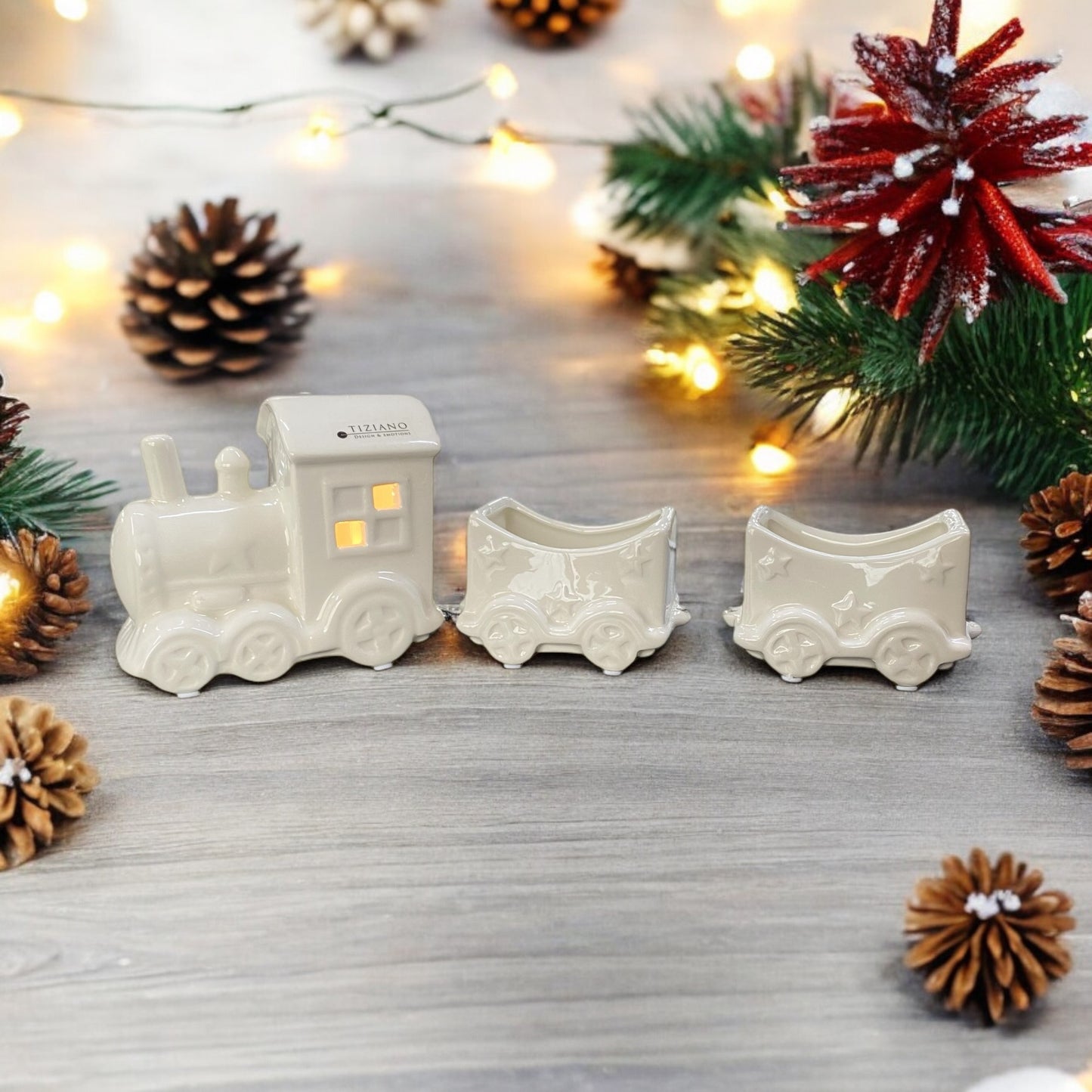 Beleuchteter LED Dekozug aus cremeweißer Keramik mit zwei Wagen im Ambiente platziert