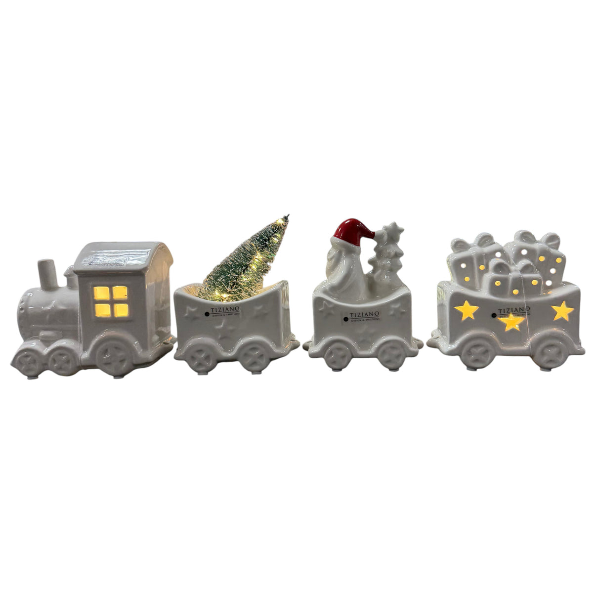 Cremeweißer Tiziano Keramik Weihnachtszug mit Lokomotive und drei Waggons mit beleuchtetem Weihnachtsbaum, Weihnachtsmann und Geschenken vor weißem Hintergrund.