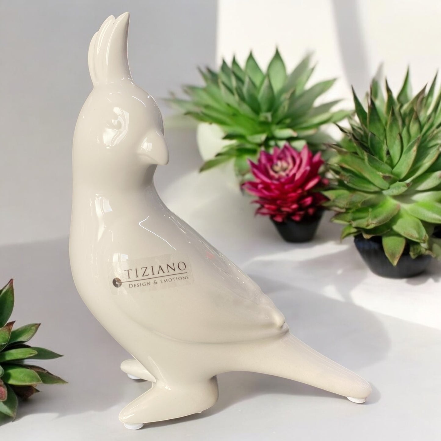 Ein großer Papagei aus Keramik, der den Kopf nach hinten richtet im Ambiente