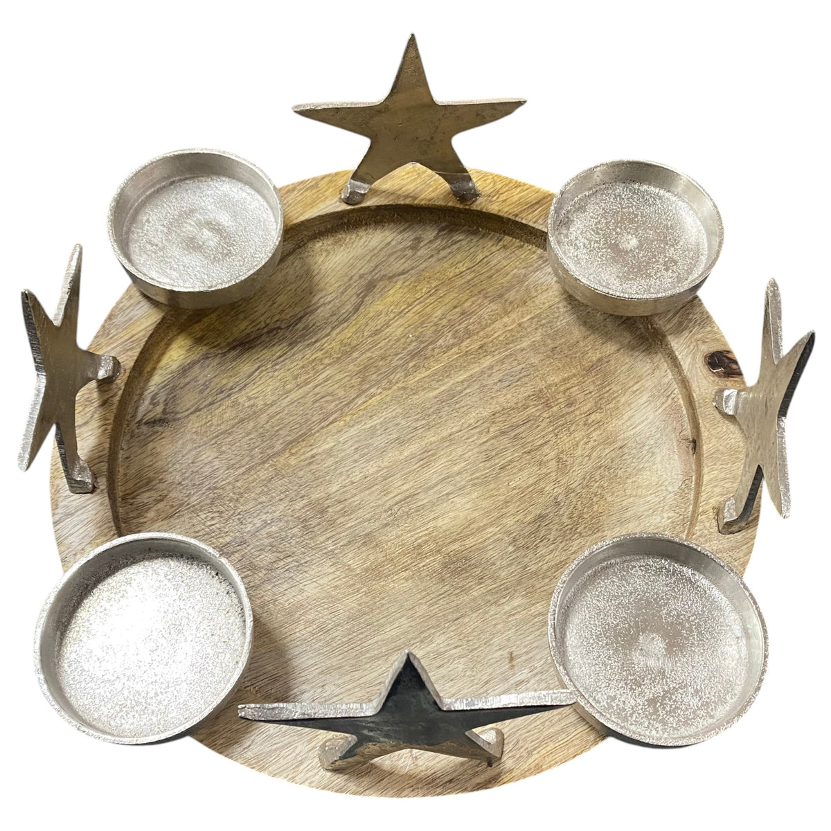 Runder Adventskranz aus naturfarbenem Holz mit vier silberfarbenen Teelichthaltern und dekorativen Metallsternen auf weißem Hintergrund.