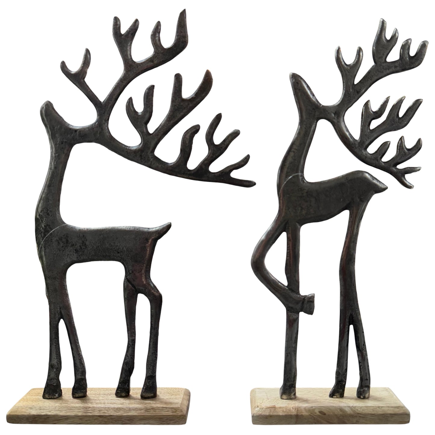 Zwei stilisierte Hirschfiguren aus dunklem Material mit großen Geweihen stehen auf rechteckigen Holzsockeln vor weißem Hintergrund.