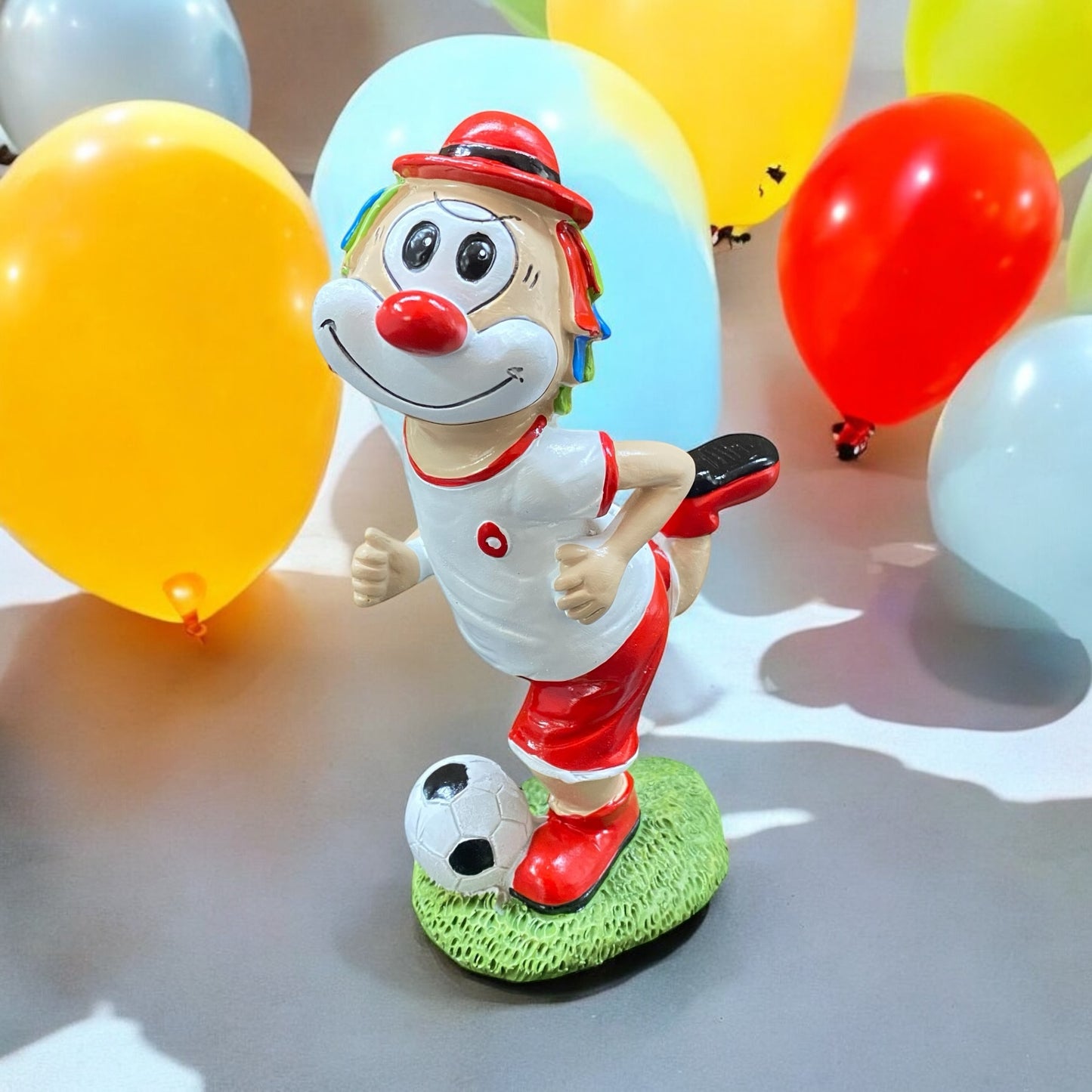 Clown als Fußballspieler im Ambiente platziert 