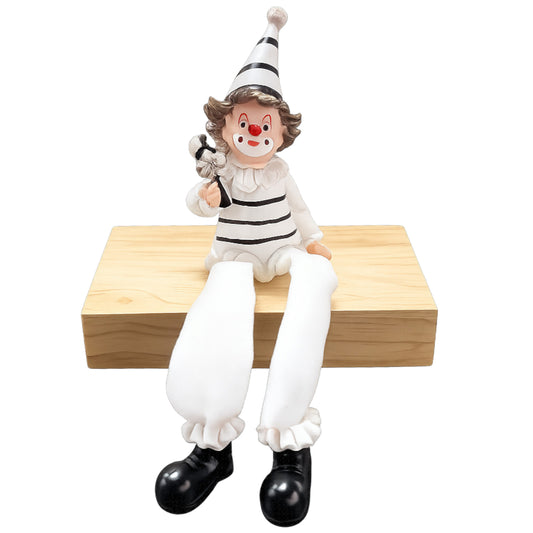 Clown-Kantenhocker in Schwarz-Weiß mit Mütze auf Holzblock vor weißem Hintergrund.
