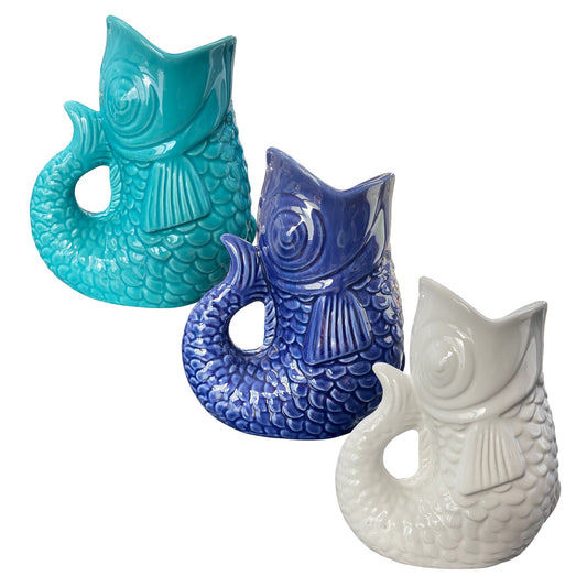 Drei dekorative Vasen in Fischform aus Keramik in den Farben Weiß, Blau und Türkis, jeweils mit geschwungener Schwanzflosse und strukturierter Schuppenoptik – aufgestellt in einer Reihe, 17 cm hoch.