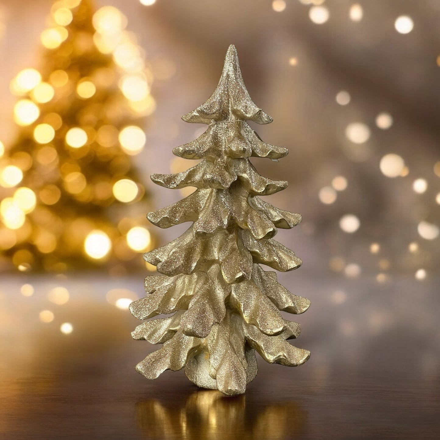 Tannenbaum aus Keramik in Gold mit Glitzer im Ambiente platziert