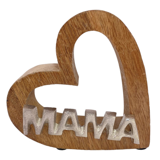 Deko Herz aus Holz mit Schrift "Mama" aus Aluminium vor weißem Hintergrund platziert