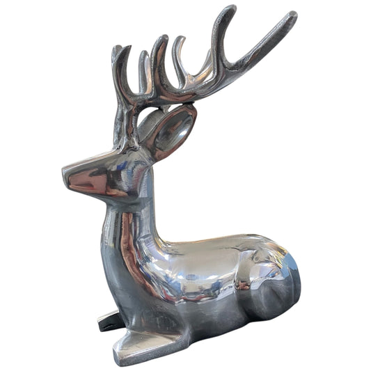 Dekofigur Hirsch liegend in edlem Silber, glänzende Oberfläche im modernen Stil.
