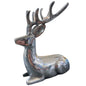 Dekofigur Hirsch liegend in edlem Silber, glänzende Oberfläche im modernen Stil.