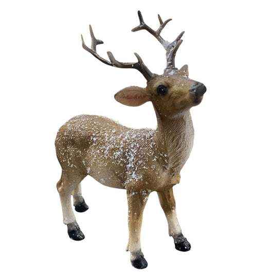 Realistische Hirschfigur mit Geweih und Schneeeffekt, naturgetreu gestaltete Winterdekoration