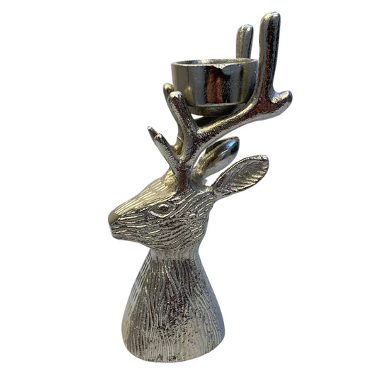 Hirschkopf aus Aluminium als Teelichthalter vor weißem Hintergrund 
