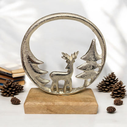 Aufstellen Hirsch mit Bäumen im Kreis aus Aluminium auf Holzsockel im Ambiente