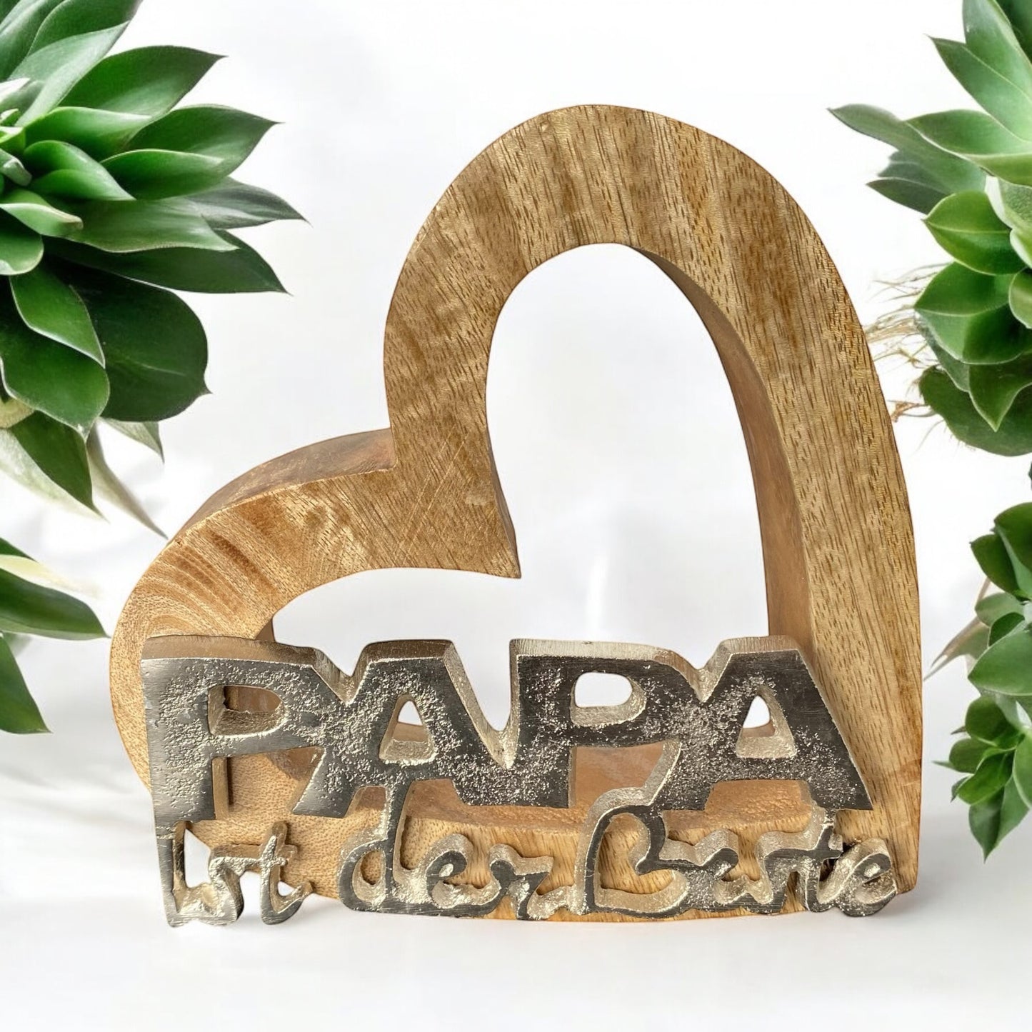 Holzherz mit dem Spruch "Papa ist der Beste" aus Aluminium im Ambiente platziert