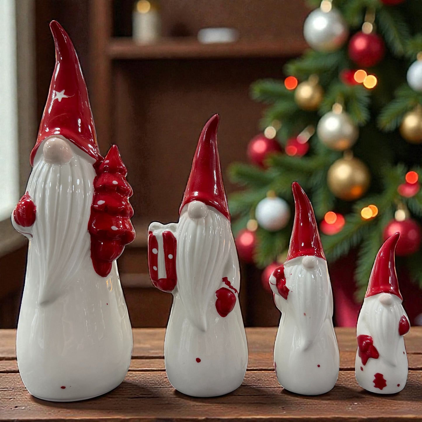 Die Wichtel-Dekoration in verschiedenen Größen sorgt gemeinsam vor einem geschmückten Weihnachtsbaum für eine festliche Stimmung.
