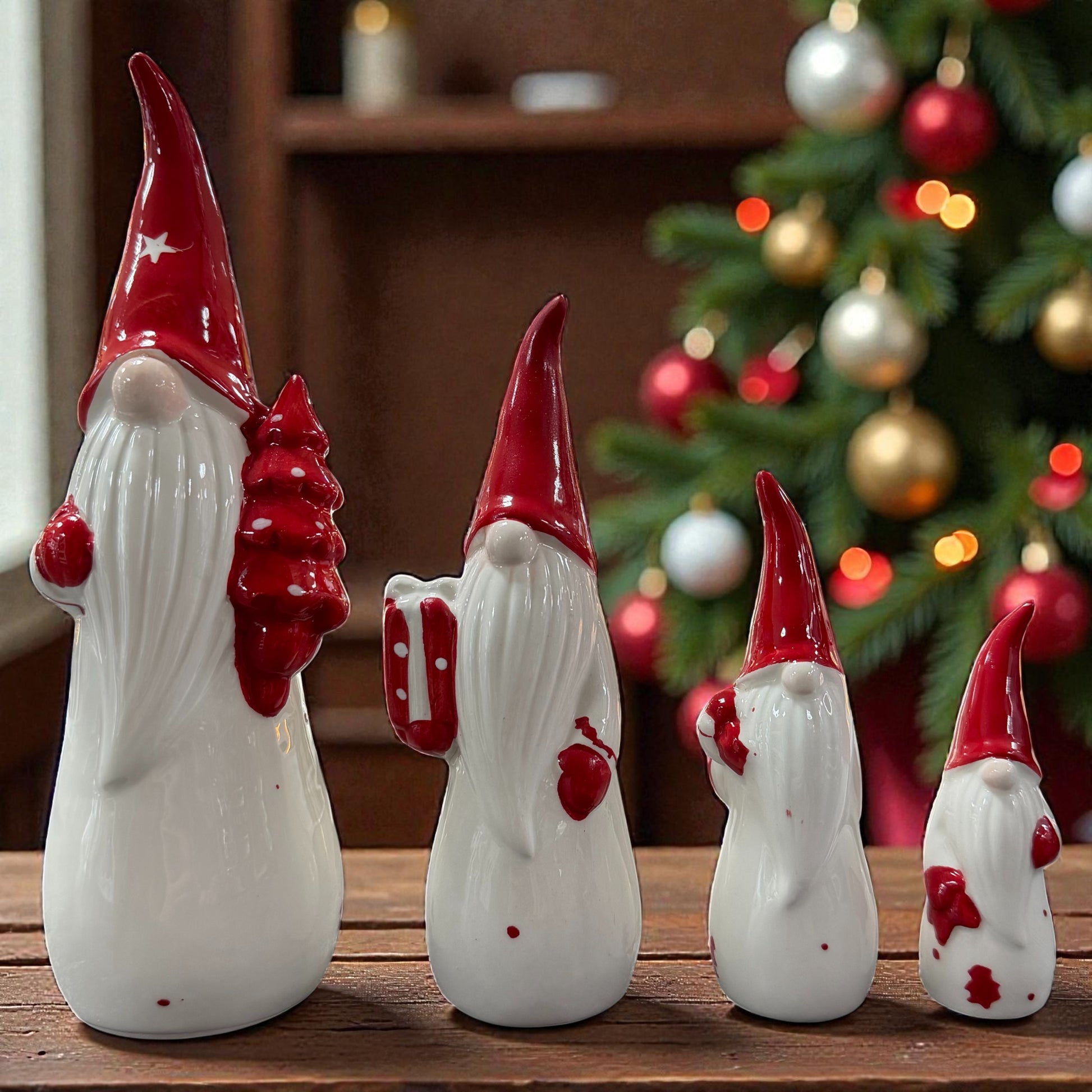 Die Wichtel-Dekoration in verschiedenen Größen sorgt gemeinsam vor einem geschmückten Weihnachtsbaum für eine festliche Stimmung.